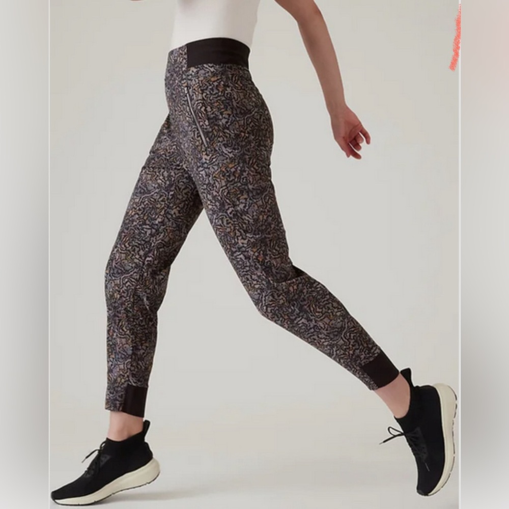 Athleta Trekkie North Jogger Kinetic Abstract Black